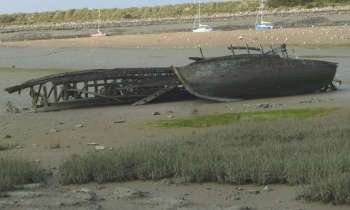 5989 | carcasses de barques - abandonnées à Dives-sur-Mer 14223