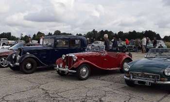 5958 | Les vieilles copines - Réunion de voitures anciennes (deux MG et une Peugeot 601