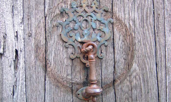 puzzle heurtoir ouvragé, sur une porte dans Bagas 33024