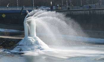 5951 | Jet d'eau pris sous la glace - Jet d'eau (le Minotaure) sur le Doubs pris dans la glace
