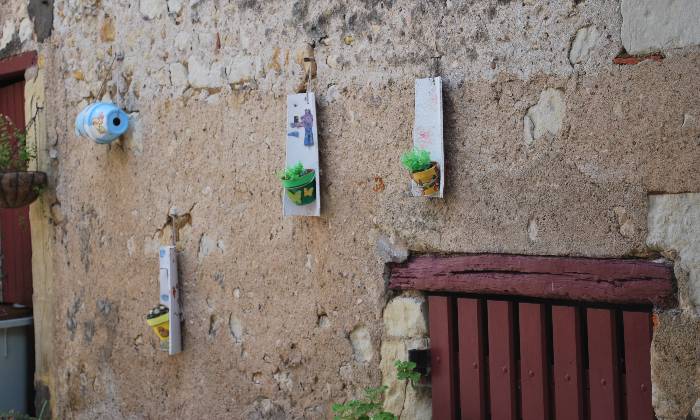 puzzle deco pots de fleurs, sur un mur en pierres une déco faite de pots de fleurs