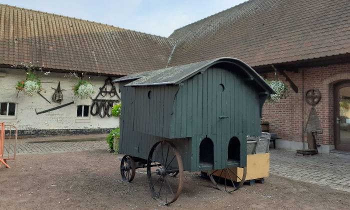 puzzle Cabane de berger, Une cabane de berger ancienne, avec abri pour les chiens