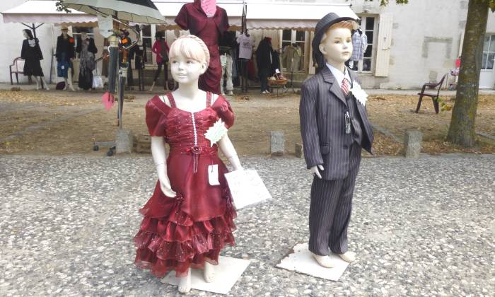 puzzle mannequins, mannequins devant un magasin de vêtements à Hiers-Brouage 17189