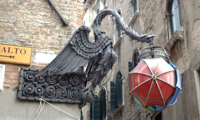 puzzle dragon-enseigne, enseigne d'une boutique de parapluies dans Venise (Italie)