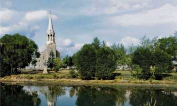 6146 | Église de La Sarre - Église de La Sarre en Abitibi-Témiscamingue vu de l'autre bord de la rivière.