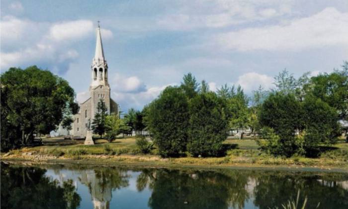 puzzle Église de La Sarre, Église de La Sarre en Abitibi-Témiscamingue vu de l'autre bord de la rivière.
