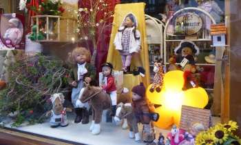 6182 | Une poupée pour Noë - Vitrine d'une boutique à St-Gall en Suisse.