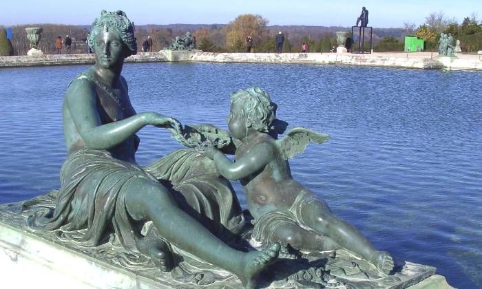 puzzle bronze à Versailles 78646, au bord d'un bassin du parc du château