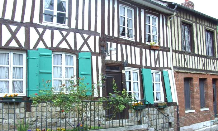 puzzle façades colorées, façades colorées à Lyons-la-Forêt 27337