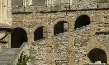 6770 | cour de château - cour intérieure du château de La-Voulte-sur-Rhône 07349