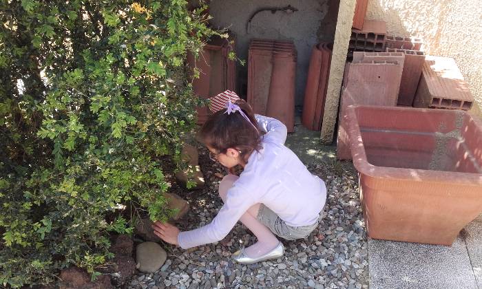 Puzzle gratuit Fillette à la chasse aux oeufs dans la catégorie Divers & Curiosités jouable de 24 à 120 pièces.