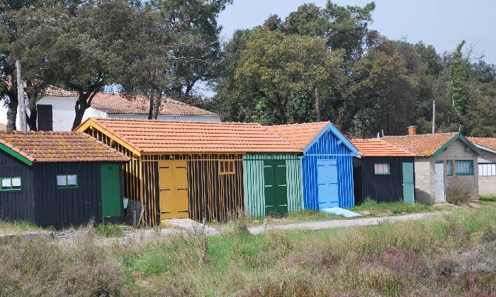 puzzle cabanes ostréicoles, sur l'ile d'Oléron des cabanes ostréicoles colorées