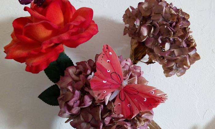 puzzle fleurs séchées et papillons, fleurs d'hortensias séchées, rose artificielle et papillons