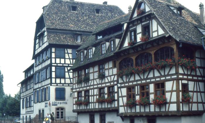 Puzzle gratuit maisons alsaciennes dans la catégorie Villes & Monuments jouable de 24 à 120 pièces.