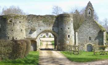 6547 | le manoir de Ragny - entrée et chapelle du manoir de Ragny à Tournay-sur-Odon 14702