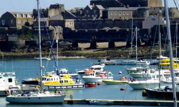 Puzzle St-Peter-Port - catégorie Paysages & Fleurs, puzzle gratuit en ligne