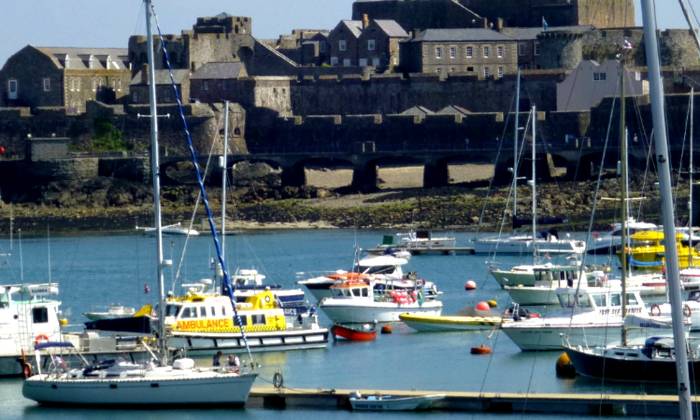 Puzzle gratuit St-Peter-Port dans la catégorie Paysages & Fleurs jouable de 24 à 120 pièces.