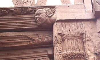 6921 | détails d'une façade - un «rageur» et une figure à lunettes sculptés sur une façade à Joigny
