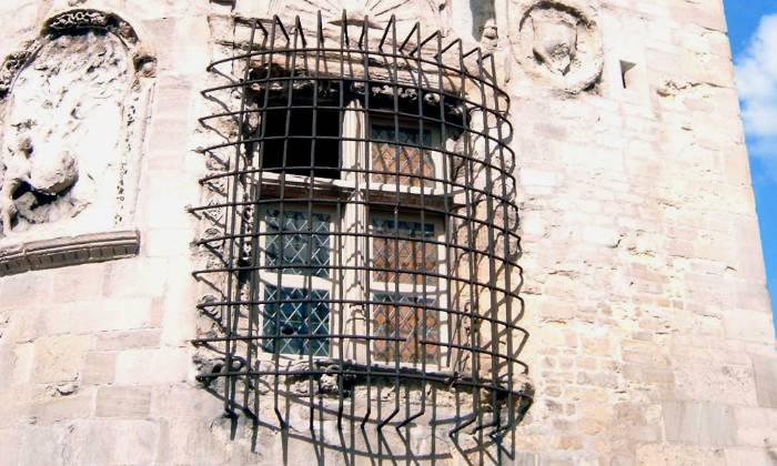 Puzzle gratuit une fenêtre protégée dans la catégorie Villes & Monuments jouable de 24 à 120 pièces.