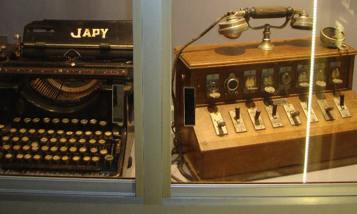 puzzle Anciens appareils, Machine à écrire et poste téléphonique des années 50 et 60