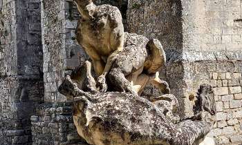 7304 | Sculpture - Saint-Véran terrassant la coulobre à Fontaine de Vaucluse