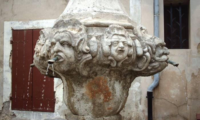 puzzle une fontaine, une des fontaines de Pernes-les-Fontaines 84088