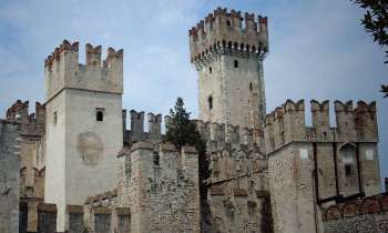 7029 | forteresse de Sirmione - forteresse de Sirmione sur le Lac de Garde en Lombardie