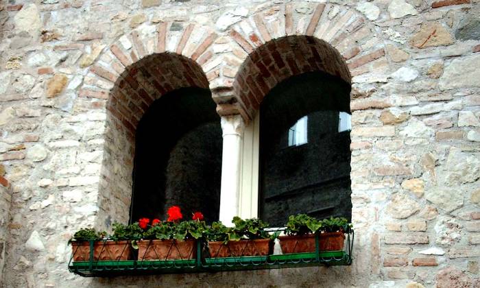puzzle fenêtres géminées, frnêtres géminées et fleuries dans la forteresse de Sirmione en Lombardie