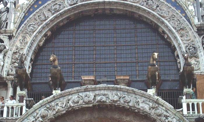 puzzle chevaux byzantins, les chevaux byzantins en bronze devant la basilique St-Marc à Venise (Vénétie - Italie)