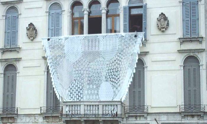 puzzle tenture en dentelle, tenture en dentelle sur la façade d'un palais à Venise