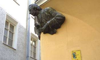 7436 | haut-relief - buste en haut-relief «surgissant» d'un mur à l'angle de deux rues d'Innsbruck (Autriche)