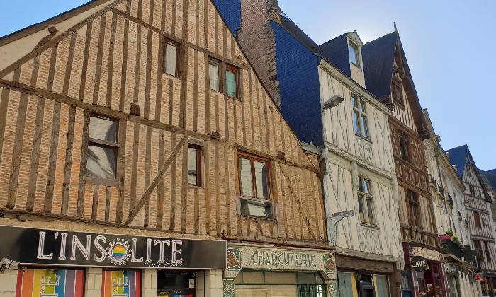 puzzle Maisons à Angers, De jolies maisons dans une rue à Angers