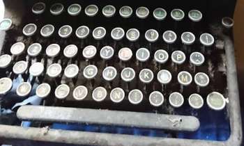 7883 | Machine à écrire - Clavier de vieille machine à écrire