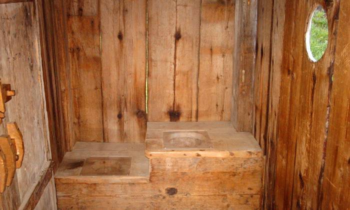 puzzle toilettes à deux places, musée des fermes du Tirol, Angerberg (Autriche)