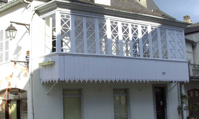 puzzle un balcon typique, un balcon typique dans Oloron-Ste-Marie