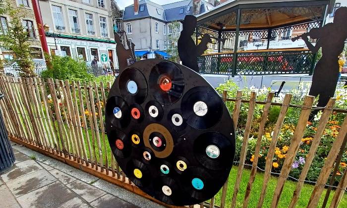 Puzzle gratuit Cela swingue en ville dans la catégorie Divers & Curiosités jouable de 24 à 120 pièces.