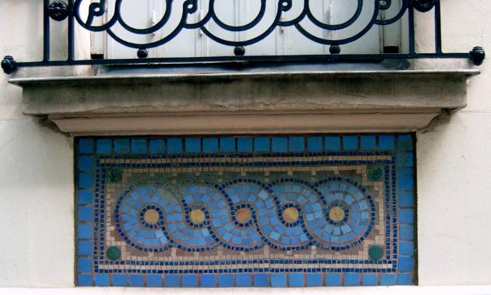 puzzle mosaïque, mosaïque sous un balcon dans Paris 75016