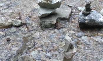 7313 | cailloux posés Là - Près de la descente de la chute d'Ossois