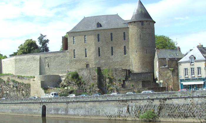 Puzzle gratuit château de Mayenne dans la catégorie Villes & Monuments jouable de 24 à 120 pièces.