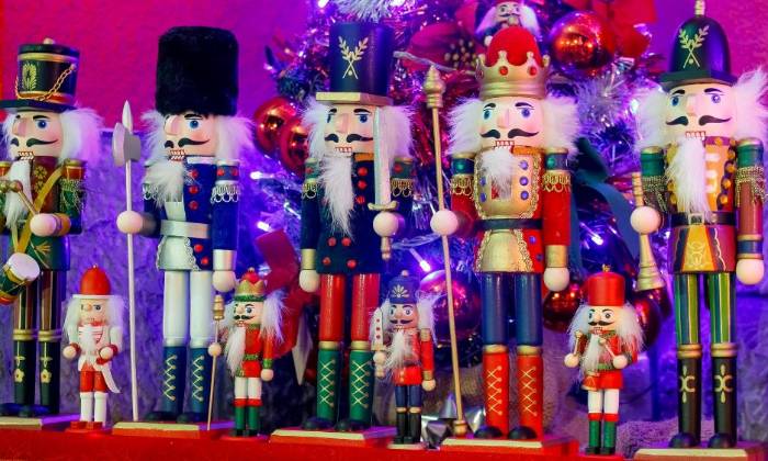 puzzle Casse-Noisettes, En Espagne, ces jolis Casse-Noisettes (Cascanueces) sont partout dans les décorations de Noël, incontournables, richement colorés et dans toutes les tailles pour l'intérieur ou géants près des sapins.