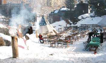 9720 | Camp indien dans la neige - Magnifique journée que ce spectacle indien en plein air avec repas typique, teepee et même deux loups
