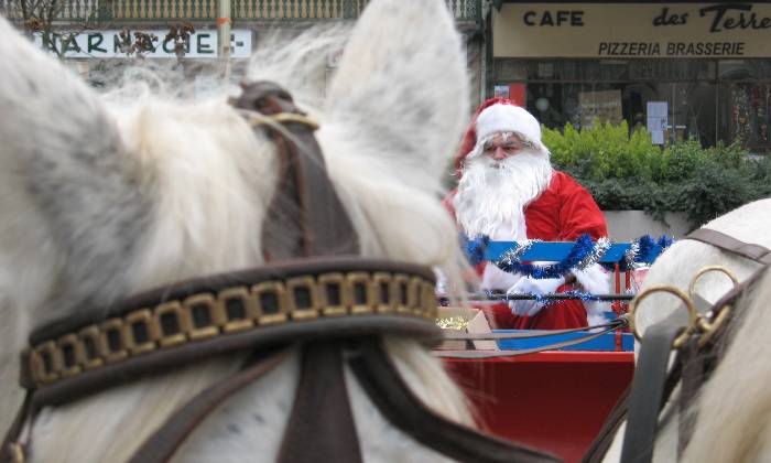 puzzle Attelage du Père Noël, Ce superbe traineau et ses deux chevaux blancs pour un Père Noël bien patient...