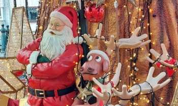 7344 | Quand vient le Père-Noël - A Ostende, ce drôle de Père-Noël amuse les enfants...sur un manège!