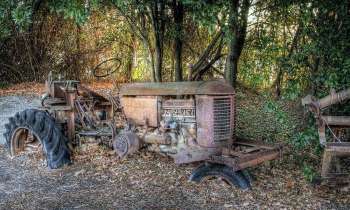 7841 | TRACTEUR ABANDONNÉ - Vieux tracteur abandonné