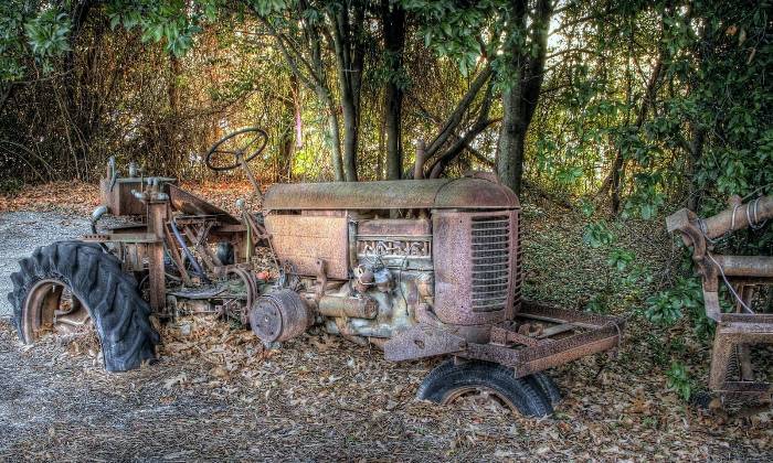 puzzle TRACTEUR ABANDONNÉ, Vieux tracteur abandonné