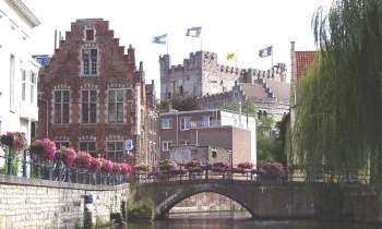 7897 | perspective sur un canal - perspective sur un canal vers le château de Gand (Belgique)