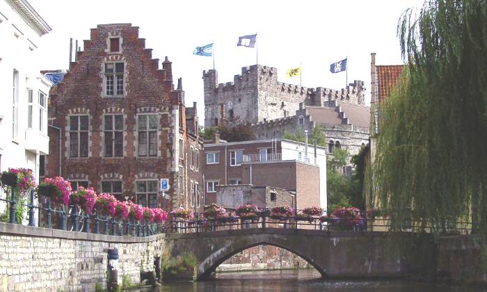 puzzle perspective sur un canal, perspective sur un canal vers le château de Gand (Belgique)