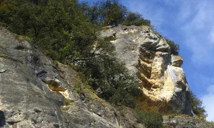 puzzle rocher simiesque, rocher en relief d'une falaise à La-Roche (!)Gageac 24355