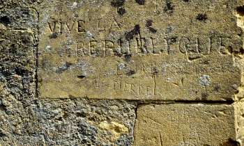 15311 | graffiti révolutionnaire - ancien graffiti révolutionnaire (à l'époque !) sur le porche d'entrée du château de Brécy à St-Gabriel-Brécy 14577