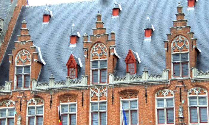 puzzle mansardes typiques, toiture avec mansardes typiques à Bruges